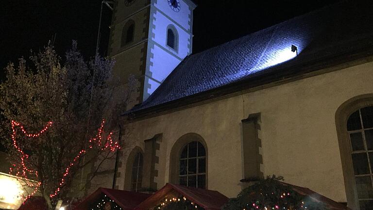 Heimelig, klein, überschaubar: Der Weihnachtsmarkt in der Kirchenburg Kleinlangheim. Es gibt viel Selbstgemachtes zu entdecken.