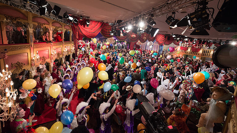 Fastnacht in Franken       -  Volles Haus: Zahlreiche Gäste feierten 2018 die Prunksitzung des Fastnacht-Verbandes Franken in den Mainfrankensälen in Veitshöchheim. Was wird die Zuschauer dieses Jahr erwarten?