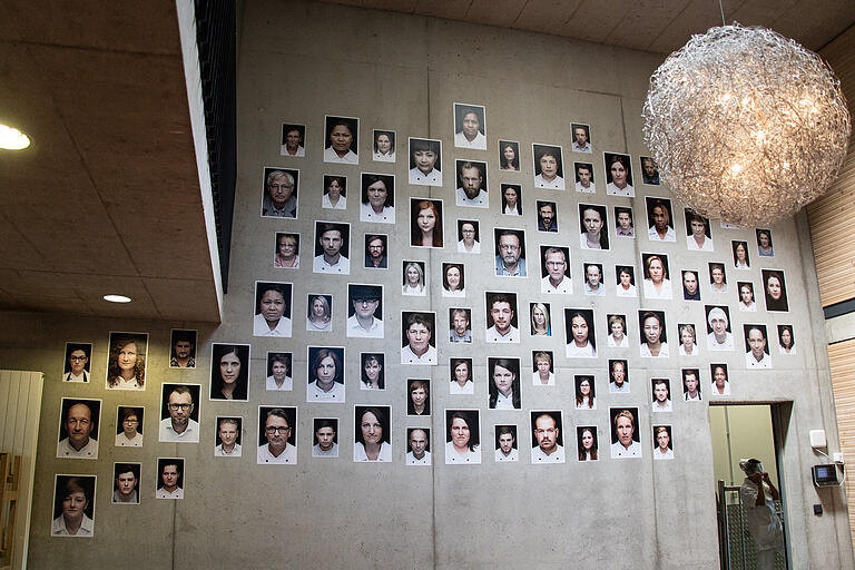 Alle im Bild, alle an der Wand: die Mitarbeiter. Alle im Bild, alle an der Wand: die Mitarbeiter.
