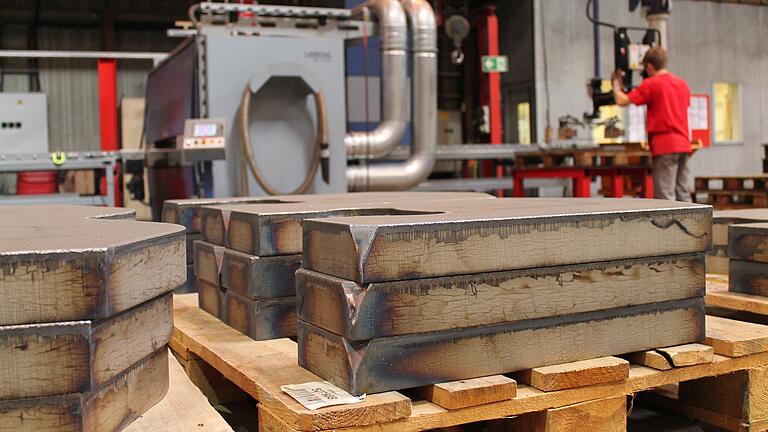 Der Metallbau hängt stark an der Autoindustrie und spürt damit eine Flaute. Andere Branchen in Mainfranken haben bessere Aussichten für 2020. Der Metallbau hängt stark an der Autoindustrie und spürt damit eine Flaute. Andere Branchen in Mainfranken haben bessere Aussichten für 2020.