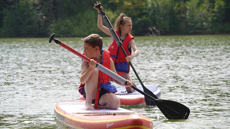 Auch auf dem Ellertshäuser See anzutreffen: Paddler im Sitzen und im Stehen. Auch auf dem Ellertshäuser See anzutreffen: Paddler im Sitzen und im Stehen.
