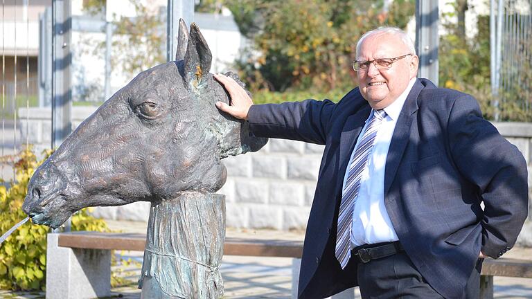 Siegfried Erhard im Jahr 2013, auf dem Platz vor dem Oerlenbacher Rathaus. Damals hatte er entschieden, nicht mehr für das Bürgermeisteramt zu kandidieren.&nbsp;