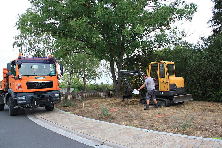 Am Mittwochmorgen wurde damit begonnen, am Spielplatz am Scarlinoweg in Gerolzhofen, die vorgesehene Erweiterungsfläche mit einem Bagger vorzubereiten. Am Mittwochmorgen wurde damit begonnen, am Spielplatz am Scarlinoweg in Gerolzhofen, die vorgesehene Erweiterungsfläche mit einem Bagger vorzubereiten.