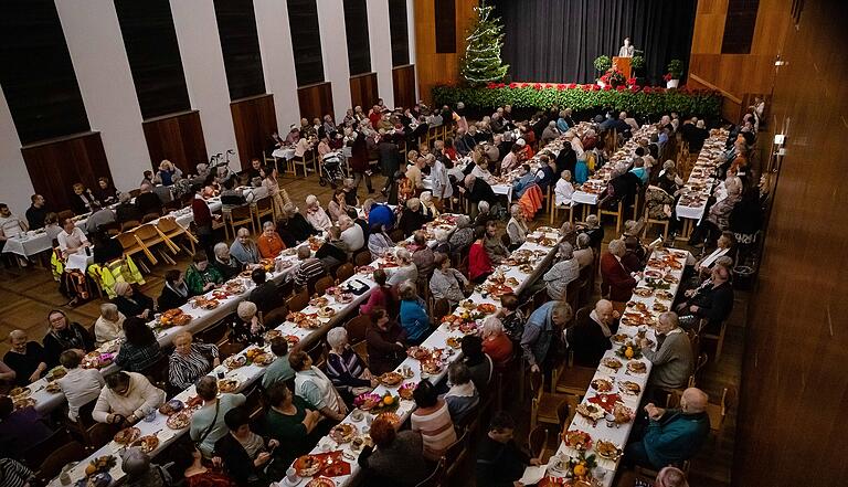 Nach zwei Jahren Pause fand wieder die Weihnachtsfeier für Alleinstehende und Bedürftige der Stadt Schweinfurt in der Stadthalle statt. Nach zwei Jahren Pause fand wieder die Weihnachtsfeier für Alleinstehende und Bedürftige der Stadt Schweinfurt in der Stadthalle statt. 