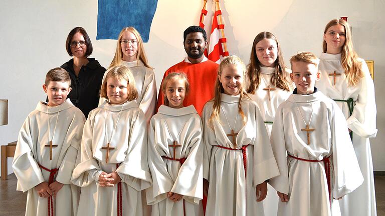 Auf dem Foto vorne von links: Anton Harth, Lia Pittner, Paulina Ernst, Mathilda Hofmann, Elias Brandl; hinten von links: Ministrantenbeauftragte Christiane Bischof,  Helena Bischof, Pater Manohar, Laura Pittner, Marie Elsner.