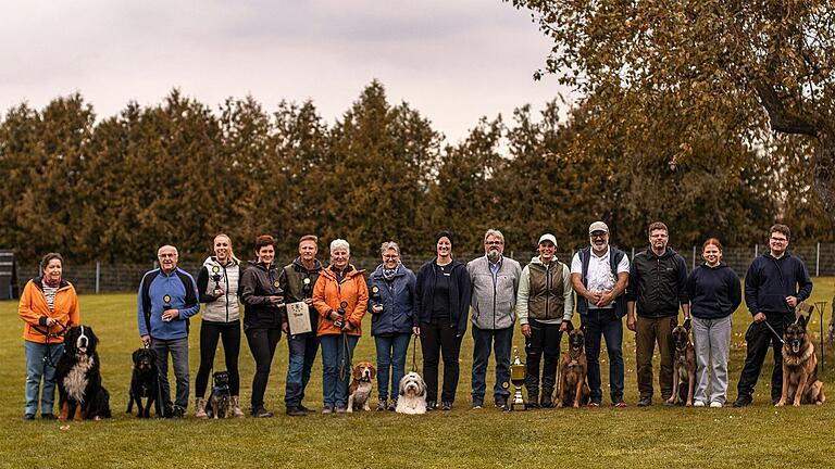 Auf dem Foto von links: Christa Schön, Eberhard Dietz, Angela Heusinger, Dorothea Friedrich, Thomas Landgraf, Rita Schüler, Johanna Eppler, Prüfungsleiterin Vanessa Schwarz, Fährtenleger Udo Bach, Hannah Englert, Leistungsrichter Markus Niedermeier, Rüdiger Bach, Fährtenlegerin Pia Bach, Michael Bach.