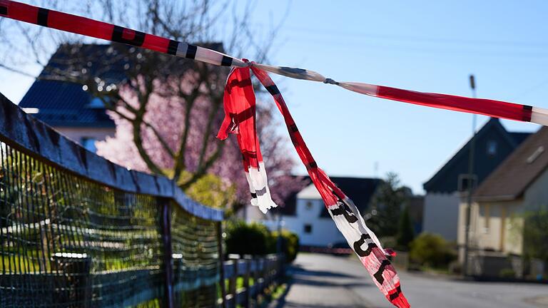 Nach Gewalttat im Westerwald: Täter weiter flüchtig       -  Am Tag nach der Tat laufen die Ermittlungen vor Ort weiter - ein 61-Jähriger steht unter dringendem Tatverdacht.