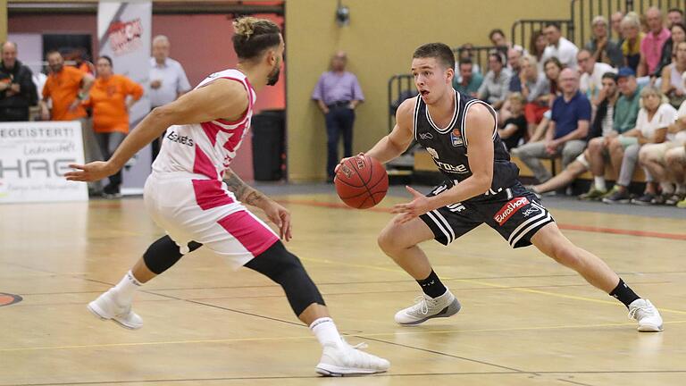 Baskets-Hoffnungsträger Nils Haßfurther (rechts, im Zweikampf mit dem ehemaligen Würzburger Joshiko Saibou in der Vorbereitungspartie gegen die Telekom Baskets Bonn in Bad Honnef) hat sich im Trainingslager in Bormio verletzt.