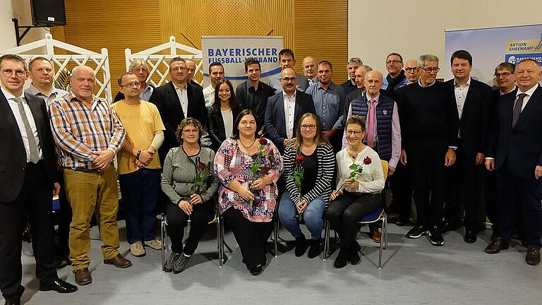 Gruppenbild mit Geehrten und Funktionären.