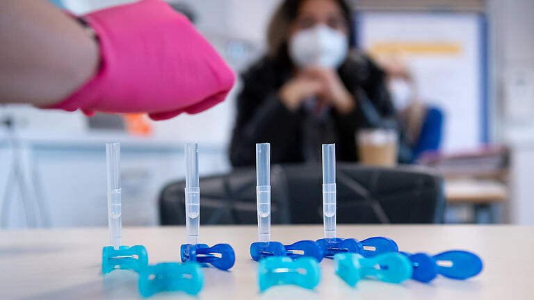 Corona-Schnelltest in einer Schule (Symbolbild). Corona-Schnelltest in einer Schule (Symbolbild).