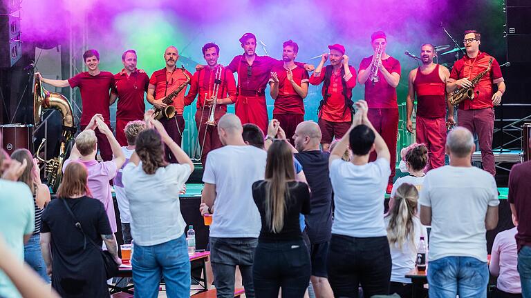 Ausverkaufter Abend beim 'Biergarten meets Kabarett &amp; Musik' mit 'Moop Mama' im Juli 2021 im Gut Wöllried.