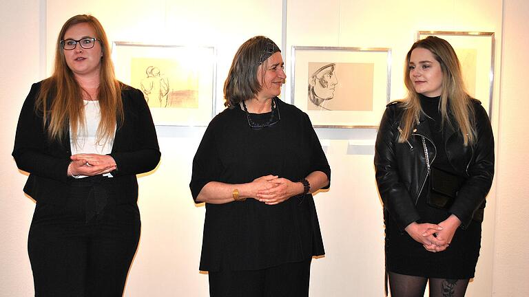 Eva Warmuth eröffnete die Ausstellung gemeinsam mit Anna-Lena Brehm (links) und Pia Andres (rechts). Eva Warmuth eröffnete die Ausstellung gemeinsam mit Anna-Lena Brehm (links) und Pia Andres (rechts).