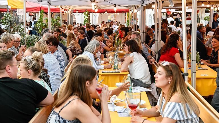 Schöppeln auf dem Marktplatz: Würzburger Weinparade im Jahr 2019.&nbsp;