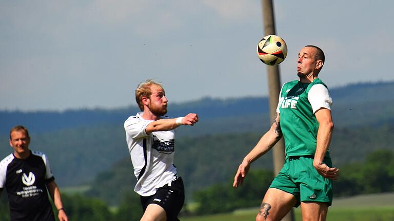 A-Klasse Rhön 1: SG Oehrberg - FC Untererthal II - Bauch rein, Brust raus: Wie ein Ball unter Kontrolle gebracht wird, zeigt Simon Hereth vom FC Untererthal II seinem Widersacher Felix Markart von der SG Oehrberg/Stralsbach/Geroda. A-Klasse Rhön 1: SG Oehrberg - FC Untererthal II - Bauch rein, Brust raus: Wie ein Ball unter Kontrolle gebracht wird, zeigt Simon Hereth vom FC Untererthal II seinem Widersacher Felix Markart von der SG Oehrberg/Stralsbach/Geroda.