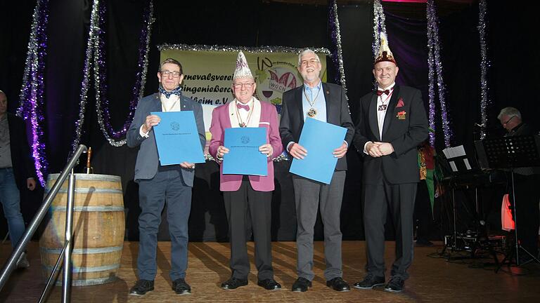 Die Geehrten: Ernst Borst, Gustav Förster und Karlheinz Zang mit Jürgen Förster vom Fastnachtsverband. Die Geehrten: Ernst Borst, Gustav Förster und Karlheinz Zang mit Jürgen Förster vom Fastnachtsverband.