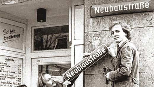 Innovativ: Das „Neublau“ war anders. Franco Penacchione, Jörg Sannemann und Roman Gagel (von links) hängten für einen Aprilscherz 1883 das Straßenschild um. Innovativ: Das „Neublau“ war anders. Franco Penacchione, Jörg Sannemann und Roman Gagel (von links) hängten für einen Aprilscherz 1883 das Straßenschild um.