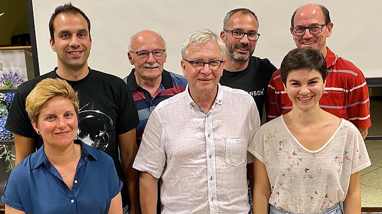 Der einstimmig gewählte Vorstand des Musikvereins Estenfeld (von links): Sarah King (Revisorin), Michael Hümpfner (Orchesterleiter), Edgar Drescher (Revisor), Peter Hasch (Vorsitzender), Steffen Ritzer (Finanzen), Judith Beifuß (Orchesterleiterin & Nachwuchs) und Klemens Ade (Schriftführer). Der einstimmig gewählte Vorstand des Musikvereins Estenfeld (von links): Sarah King (Revisorin), Michael Hümpfner (Orchesterleiter), Edgar Drescher (Revisor), Peter Hasch (Vorsitzender), Steffen Ritzer (Finanzen), Judith Beifuß (Orchesterleiterin & Nachwuchs) und Klemens Ade (Schriftführer).