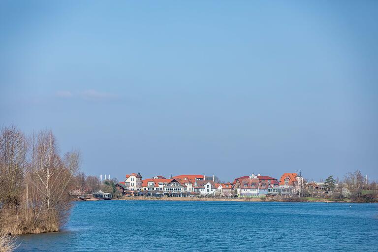 Das Seehotel Niedernberg wird auch als das Dorf am See bezeichnet. Das Seehotel Niedernberg wird auch als das Dorf am See bezeichnet.
