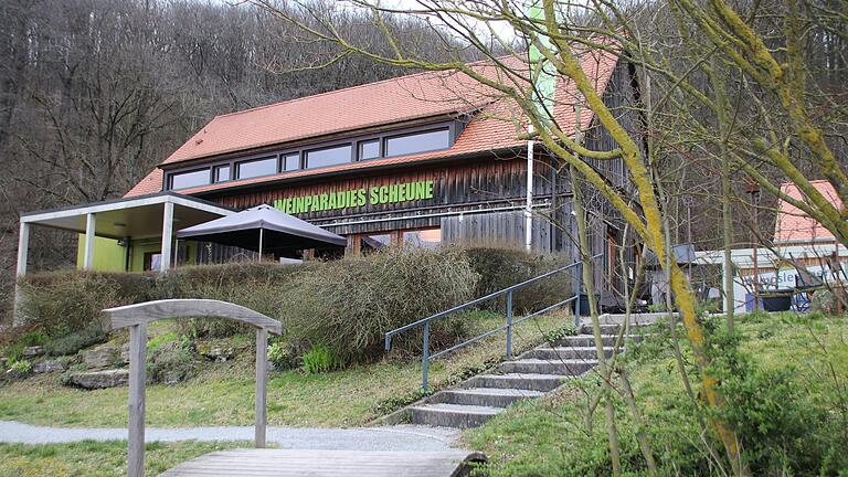 Die Weinparadiesscheune liegt direkt in den Weinbergen oberhalb von Bullenheim. Die Weinparadiesscheune liegt direkt in den Weinbergen oberhalb von Bullenheim.