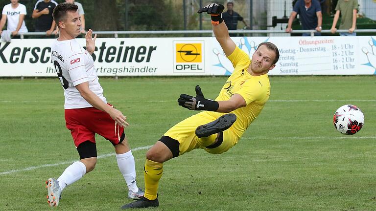 Rottendorfs Torwart Peter Trappschuh (rechts) gegen Florian Rumpel vom SSV Kitzingen. Das Bild entstand beim Bezirksliga-Spiel im August 2019 in Kitzingen.