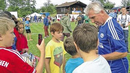 Ergraut, aber beliebt: Klaus Fischer, einer der besten Stürmer der Bundesliga-Geschichte, begeistert selbst im Jahr 2014 noch die Fußball-interessierte Jugend, zumindest die in Rügheim beim Spiel der Uwe-Seeler-Traditionsmannschaft. Ergraut, aber beliebt: Klaus Fischer, einer der besten Stürmer der Bundesliga-Geschichte, begeistert selbst im Jahr 2014 noch die Fußball-interessierte Jugend, zumindest die in Rügheim beim Spiel der Uwe-Seeler-Traditionsmannschaft.