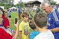 Ergraut, aber beliebt: Klaus Fischer, einer der besten Stürmer der Bundesliga-Geschichte, begeistert selbst im Jahr 2014 noch die Fußball-interessierte Jugend, zumindest die in Rügheim beim Spiel der Uwe-Seeler-Traditionsmannschaft.