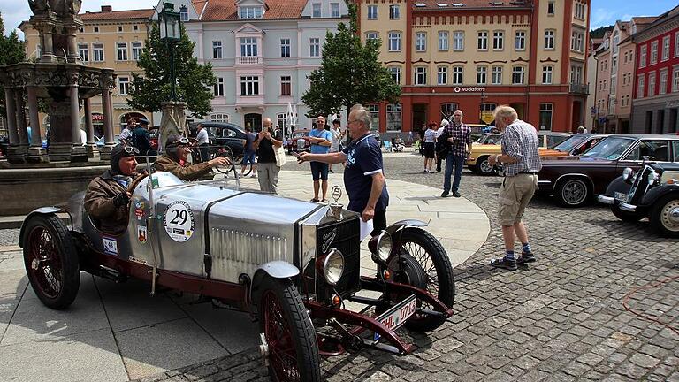 Das älteste Auto beim Oldtimertreffen in Meiningen, der Simson Supra Sport, wurde 1925 in Suhl auf die Räder gestellt. Gerhard Heß gab gerne Infos über seinen selten Oldtimer.