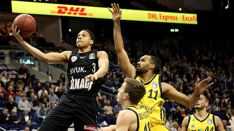 Baskteball - easyCredit BBL - ALBA BERLIN - s.Oliver Wuerzburg       -  Deutschland, Berlin, Mercedes-Benz Arena, 01.04.2018, Baskteball - easyCredit BBL - ALBA BERLIN - s.Oliver Wuerzburg

Bild: v. lk. Abdul Gaddy (s.Oliver Würzburg, #3), Tim Schneider (ALBA BERLIN, #10), Akeem Vargas (ALBA BERLIN, #11), und Stefan Peno (ALBA BERLIN, #44)