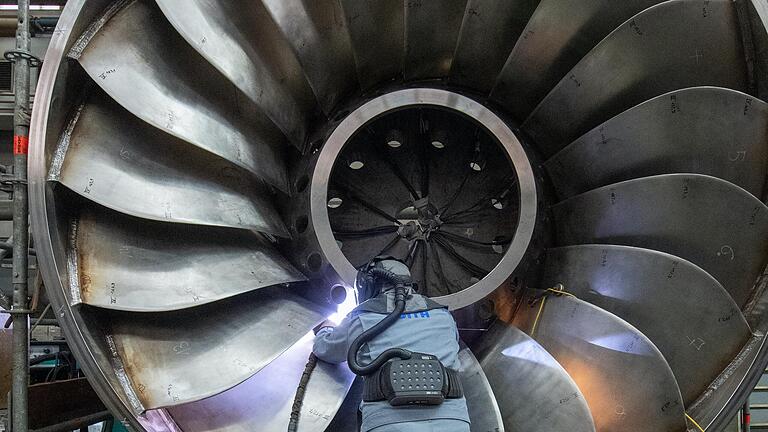 Ein Arbeiter eines Maschinen- und Anlagenbauers arbeitet an einer Turbine: Die Metall- und Elektroindustrie in Unterfranken befindet sich inzwischen in einer tiefen Rezession (Symbolbild).