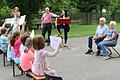 Schulleiterin Sandra Sauer (Mitte) und die Kinder der Grundschule Sackenbach singen Hausmeister Hermann Vormwald (Zweiter von rechts mit Frau Doris) zum Abschied mehrere Ständchen.