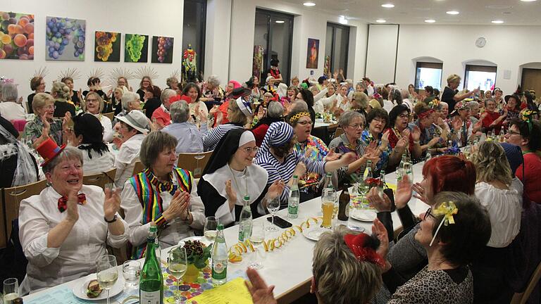 Riesen-Stimmung herrschte bei der Faschingssitzung für Frauen in Gerolzhofen. Der Frauenbund hatte eingeladen. Riesen-Stimmung herrschte bei der Faschingssitzung für Frauen in Gerolzhofen. Der Frauenbund hatte eingeladen.