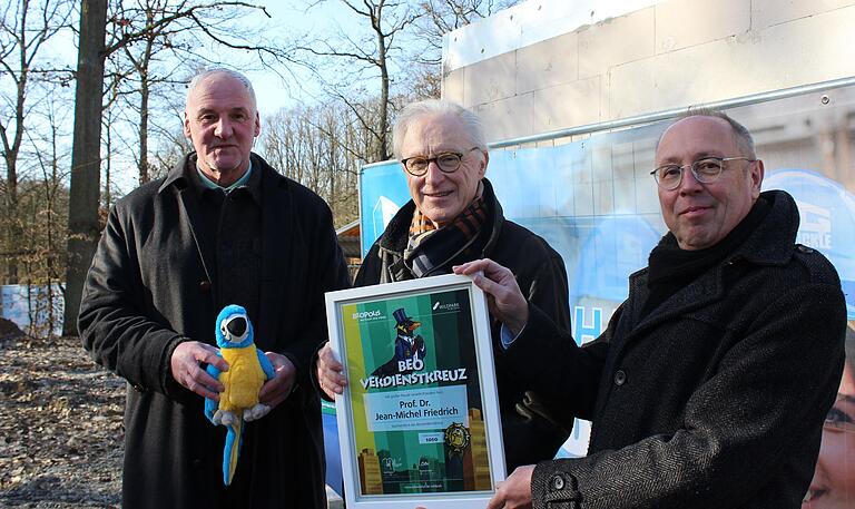 Vor kurzem hat der Wildpark Schweinfurt eine Spende in Höhe von 15.000 Euro erhalten. Von links: Wildparkleiter Thomas Leier, der Spender Jean-Michel Friedrich und Ralf Brettin, Baureferent der Stadt Schweinfurt. Vor kurzem hat der Wildpark Schweinfurt eine Spende in Höhe von 15.000 Euro erhalten. Von links: Wildparkleiter Thomas Leier, der Spender Jean-Michel Friedrich und Ralf Brettin, Baureferent der Stadt Schweinfurt.