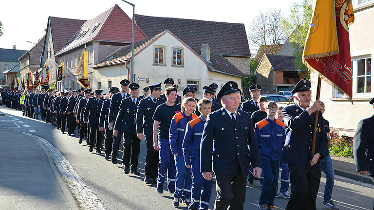 Festzug mit fast 200 Florianjüngern und zwölf Fahnenabordnungen durch Euerfeld.