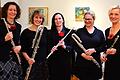 Fünf musikbegeisterte Frauen von der Kreismusikschule gaben das Auftakt-Kammerkonzert der neuen Serie &bdquo;Musik zum Kaffee&ldquo;: (von links) Stefanie Wirsing, Leonore Knieß, Christine Köhler, Gunda Schwen (die Lehrerin der vier anderen Damen) und Christiane Scheuplein.