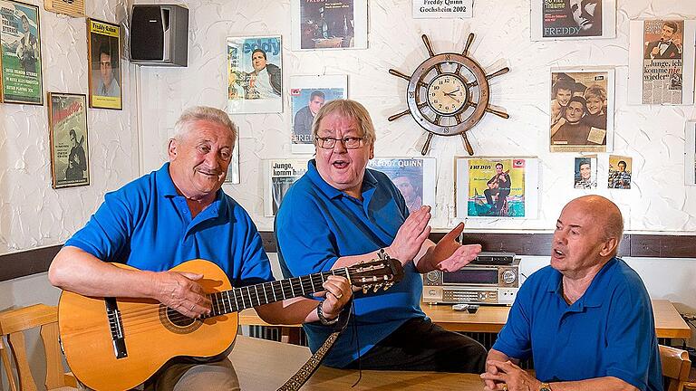 Im Nebenzimmer des Gasthauses „Zur Rose“ traf sich regelmäßig der Freddy-Quinn-Freundeskreis, auf unserem Archivbild vertreten durch (von links) Wolfgang Hauck, Elmar Knörnschild und Klaus Rosenberger. Der ganze Raum war mit Schallplattenhüllen, Postern und Autogrammen des Sängers dekoriert. Im Nebenzimmer des Gasthauses „Zur Rose“ traf sich regelmäßig der Freddy-Quinn-Freundeskreis, auf unserem Archivbild vertreten durch (von links) Wolfgang Hauck, Elmar Knörnschild und Klaus Rosenberger. Der ganze Raum war mit Schallplattenhüllen, Postern und Autogrammen des Sängers dekoriert.