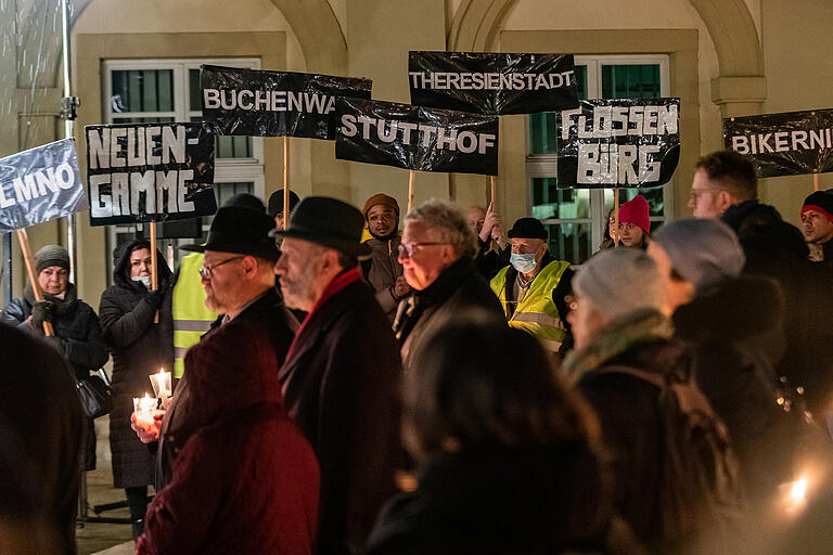 Einige der Teilnehmerinnen und Teilnehmer trugen Schilder mit den Namen der Orte, in denen jüdische Männer, Frauen und Kinder aus Würzburg von den Nationalsozialisten in Konzentrationslager gesperrt und getötet wurden. Einige der Teilnehmerinnen und Teilnehmer trugen Schilder mit den Namen der Orte, in denen jüdische Männer, Frauen und Kinder aus Würzburg von den Nationalsozialisten in Konzentrationslager gesperrt und getötet wurden.