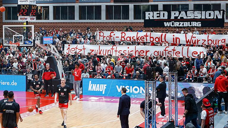Es scheint derzeit, als könnte der Wunsch der Baskets-Fanklubs, den sie beim Heimspiel gegen Ulm Anfang März auf Banner äußerten, in Erfüllung gehen.