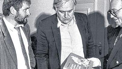 Umwelttag als Buch: Kollege Richard Wust (links) hat die Veranstaltung 1986 dokumentiert. Hier präsentiert er das Buch mit Organisator Gerhard Kneitz und OB  Zeitler.Foto: Heussner