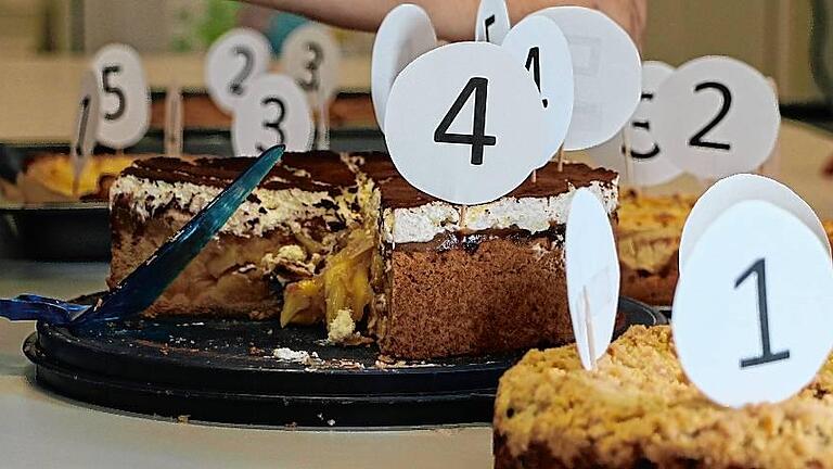 Der eine mags saftig, der andere sahnig: Zum „Apple Pie Day“, dem Tag des Apfelkuchens testete die Redaktion fünf Leser-Rezepte – mit unterschiedlichem Resultat. Der eine mags saftig, der andere sahnig: Zum „Apple Pie Day“, dem Tag des Apfelkuchens testete die Redaktion fünf Leser-Rezepte – mit unterschiedlichem Resultat.