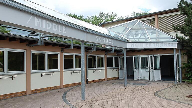 Das Gebäude der ehemaligen amerikanischen Middle School in Askren Manor ist so nicht nutzbar, es wird abgerissen und dort der Neubau für die Körner-Grundschule und eine Kindertageseinrichtung gebaut. Der Umzug der Schule erfolgt zum Schuljahr 2020/21. Das Gebäude der ehemaligen amerikanischen Middle School in Askren Manor ist so nicht nutzbar, es wird abgerissen und dort der Neubau für die Körner-Grundschule und eine Kindertageseinrichtung gebaut. Der Umzug der Schule erfolgt zum Schuljahr 2020/21.