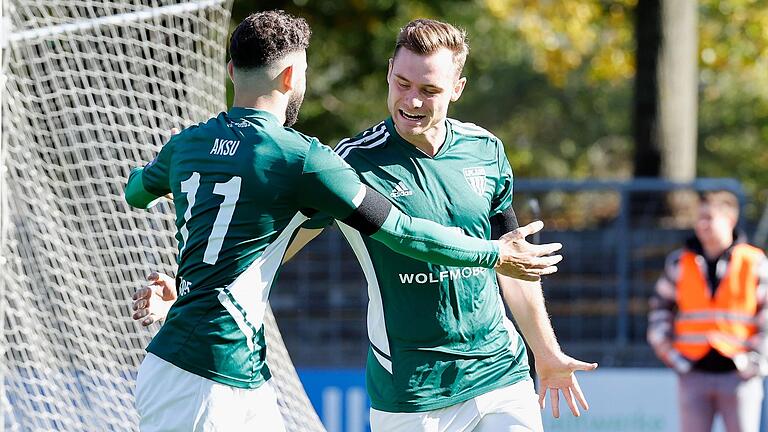 Torschützen unter sich: Der Schweinfurter Taha Aksu (links) gratuliert Fabio Bozesan - der hat soeben das 1:0 für den FC 05 gegen die Nürnberger U23 geschossen. Torschützen unter sich: Der Schweinfurter Taha Aksu (links) gratuliert Fabio Bozesan - der hat soeben das 1:0 für den FC 05 gegen die Nürnberger U23 geschossen.