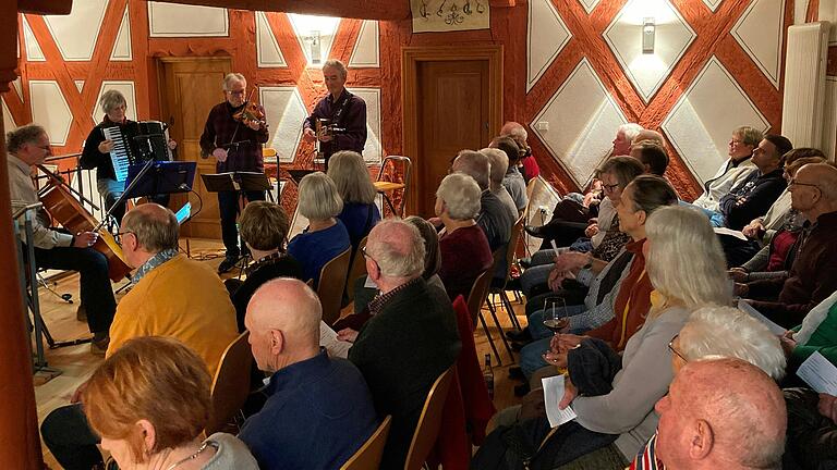 Voll besetzte Ränge beim Konzert der Gruppe 'Allegro ma non troppo' im Historischen Rathaus Retzbach. Voll besetzte Ränge beim Konzert der Gruppe 'Allegro ma non troppo' im Historischen Rathaus Retzbach.
