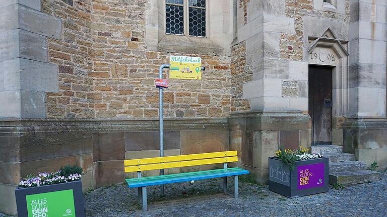 Die Mitfahrbank an der Stadtpfarrkirche am Marktplatz ist eine der Haltestellen für den Mobilitätsservice 'Callheinz'. Die Mitfahrbank an der Stadtpfarrkirche am Marktplatz ist eine der Haltestellen für den Mobilitätsservice 'Callheinz'.