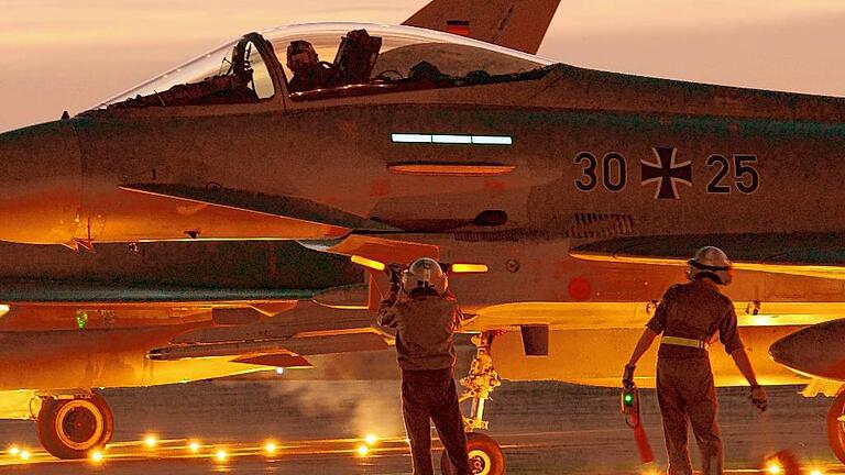 Appell - Zwei Eurofighter auf dem Neuburger Flugplatz bilden die Alarmrotte, die im Notfall ausrückt. Appell - Zwei Eurofighter auf dem Neuburger Flugplatz bilden die Alarmrotte, die im Notfall ausrückt.