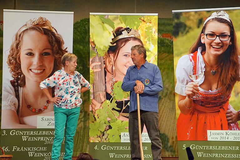 Brigitte Lorenz und Bernhard Ziegler aus Güntersleben trafen sich 'Im Wengert' und tratschen über die Weinprinzessinnen auf den Fotos im Hintergrund und über das Dorfgeschehen. Foto: Irene Konrad