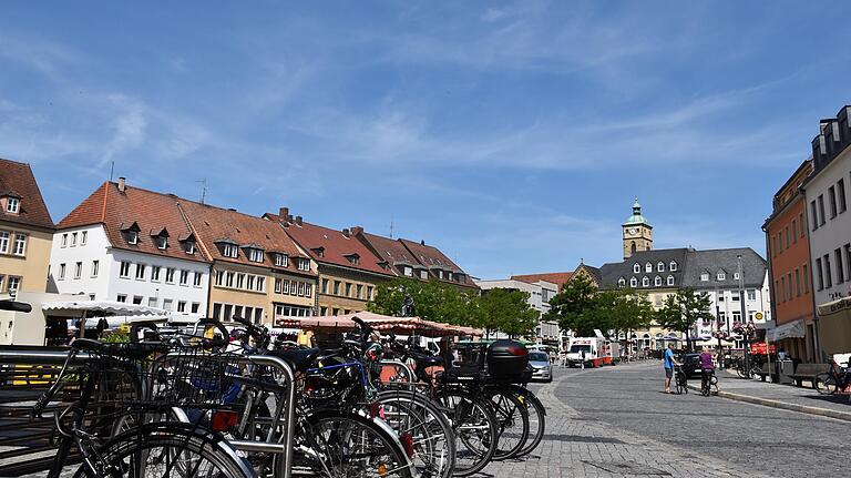 Auch die gute Stube Schweinfurts, der Marktplatz, wird gerne mit dem Rad angefahren.