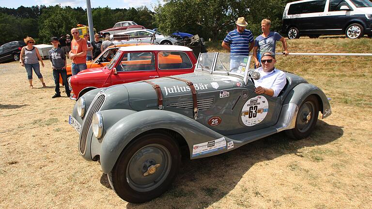 Ein erfolgreicher Sportwagen und der Traumwagen seiner Zeit war der BMW 328, der von 1936 bis 1940 in Eisenach produziert wurde. Ein erfolgreicher Sportwagen und der Traumwagen seiner Zeit war der BMW 328, der von 1936 bis 1940 in Eisenach produziert wurde.