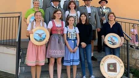 Die Sieger des Kirchweihschießens der SG Füttersee (vorne von links): Maike Himmer, Lena Beck, Emma Beck, Viktoria Oppel, Michaela Oppel, (zweite Reihe von links) Monika Gampel, Michael Wittmann, Heike Beck, Thomas Gampel, Reinhold Mauer, (hinten) zweiter Schützenmeister Andreas Klein, erster Schützenmeister Michael Petschl. Die Sieger des Kirchweihschießens der SG Füttersee (vorne von links): Maike Himmer, Lena Beck, Emma Beck, Viktoria Oppel, Michaela Oppel, (zweite Reihe von links) Monika Gampel, Michael Wittmann, Heike Beck, Thomas Gampel, Reinhold Mauer, (hinten) zweiter Schützenmeister Andreas Klein, erster Schützenmeister Michael Petschl.