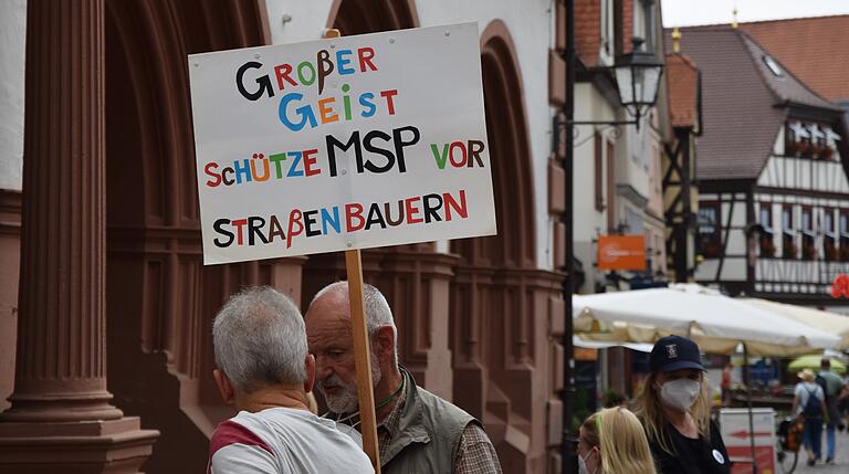 Rund 125 Leute protestierten am Samstag in Lohr gegen den Bau der geplanten B26n. Rund 125 Leute protestierten am Samstag in Lohr gegen den Bau der geplanten B26n.