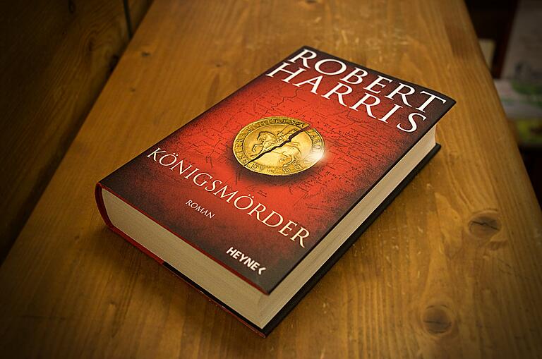 Unternimmt eine Zeitreise zurück in das Jahr, als Englands König Karl I. geköpft wurde: Königsmörder von Robert Harris. Unternimmt eine Zeitreise zurück in das Jahr, als Englands König Karl I. geköpft wurde: Königsmörder von Robert Harris.
